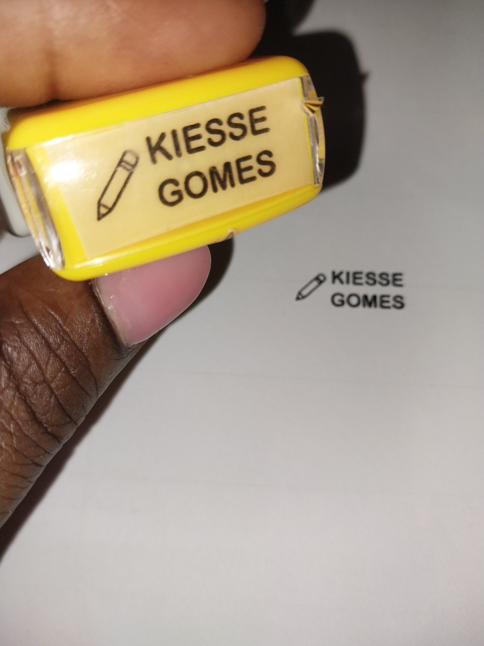 Carimbo "Isabel Tima" personalizado para marcar roupas de criança. Luanda, Angola