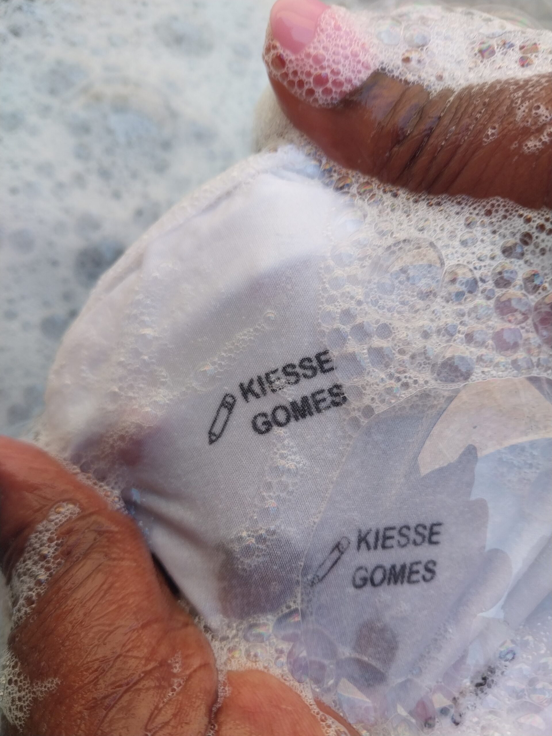 Carimbo "Isabel Tima" personalizado para marcar roupas de criança. Luanda, Angola