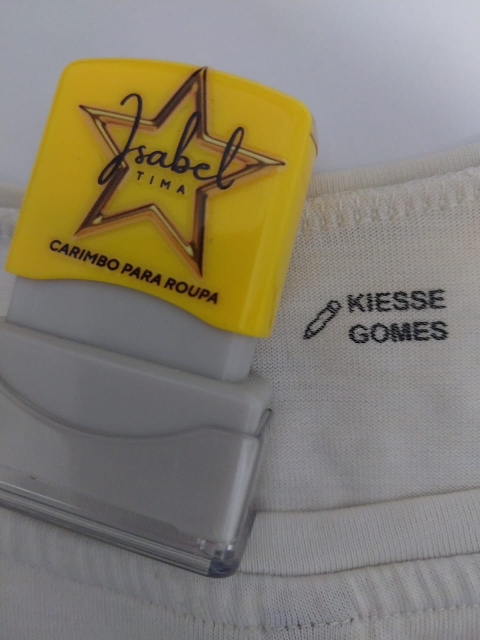 Carimbo "Isabel Tima" personalizado para marcar roupas de criança. Luanda, Angola